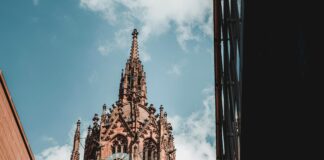 St Martin Tower Frankfurt: Faszinierende Architektur Und Geheimnisse Enthüllt