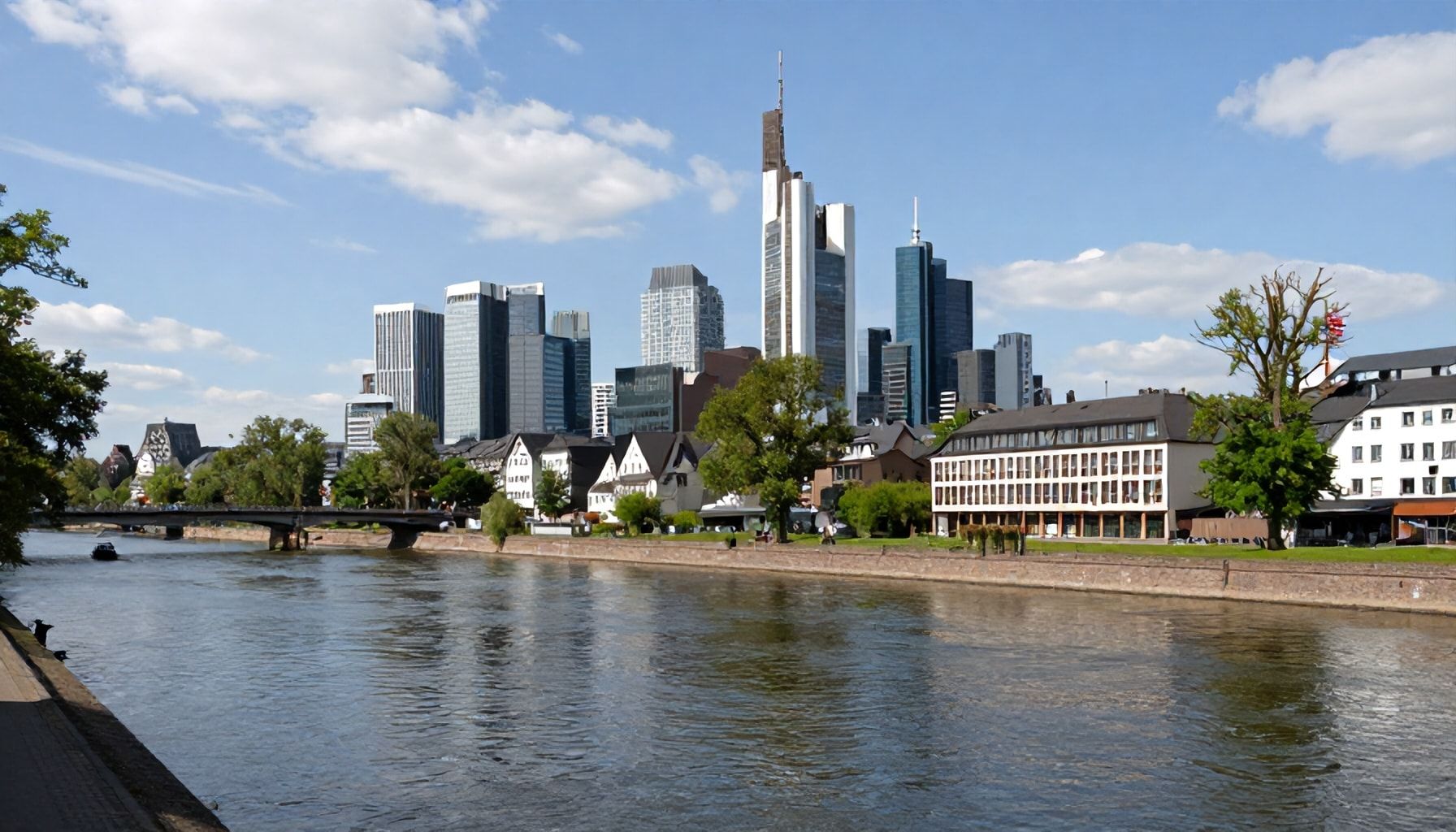 Direkte Lage am Fluss mit Blick auf die Skyline