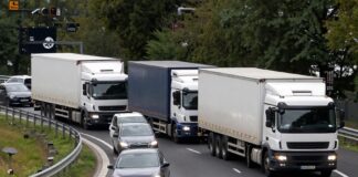 Verkehrschaos auf dem Frankfurter Ring nach Unfall mit drei LKW