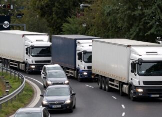 Verkehrschaos auf dem Frankfurter Ring nach Unfall mit drei LKW