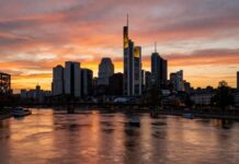Frankfurts spektakulärer Sonnenuntergang über dem Mainufer