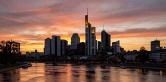Frankfurts spektakulärer Sonnenuntergang über dem Mainufer