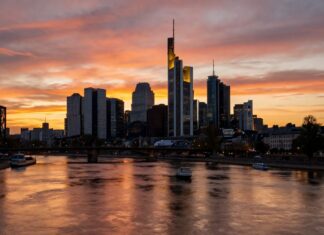 Frankfurts spektakulärer Sonnenuntergang über dem Mainufer